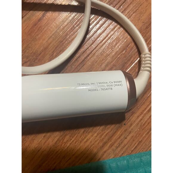 T3 Curling Iron 1.25" Ceramic Barrel – SinglePass Technology – Pro Hair Tool - Picture 6 of 8